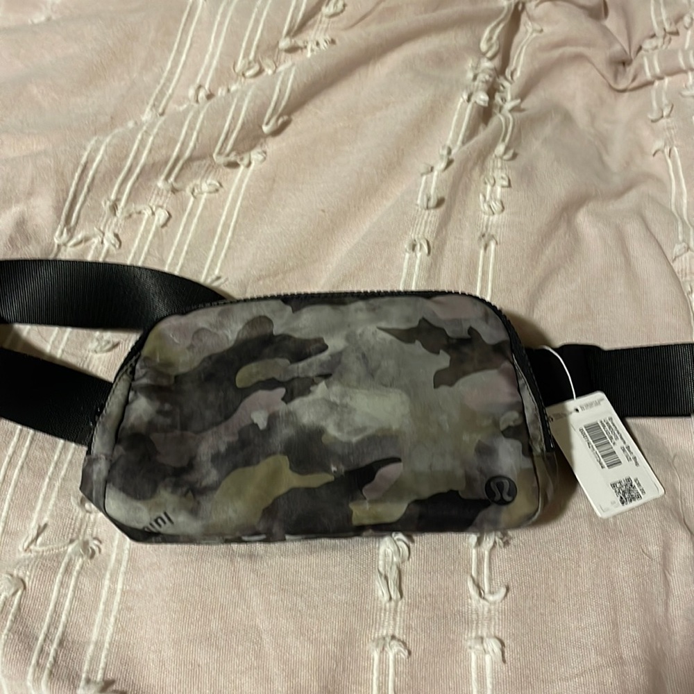 NWT Lululemon Everywhere belt bag - Purple Camo